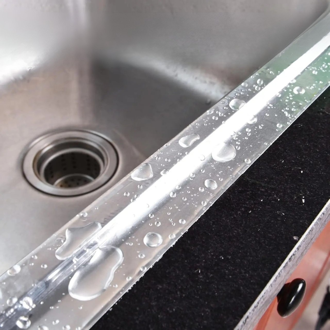 Perfect for the kitchen, ventilation ducts, pipes, roof cracks, car parts or other technical surfaces - useful in any household or workshop.