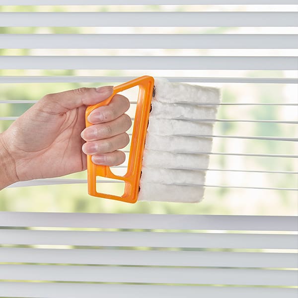 BlindsBrush, the innovative microfibre tool for cleaning blinds 2x faster on both sides at the same time - Image 2