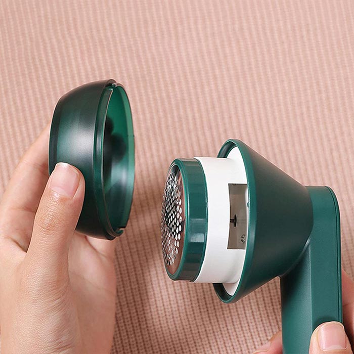 Fabric lint remover is suitable for removing kittens and lint from all types of clothing!