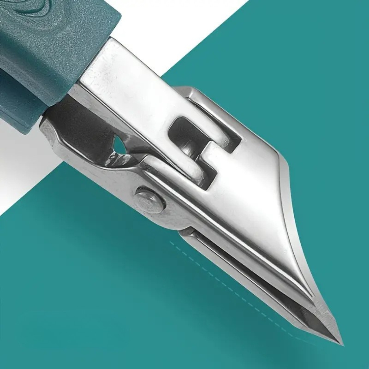 The ergonomic design with a 25° angled blade makes it easy to care for nails and quickly solves ingrown nail problems.