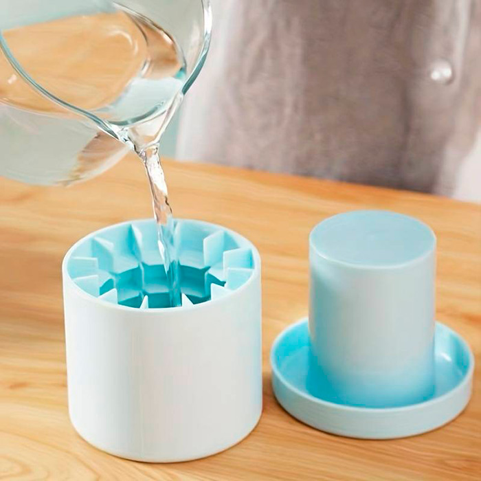 The silicone ice cube mould makes it easy to make up to 60 cubes.