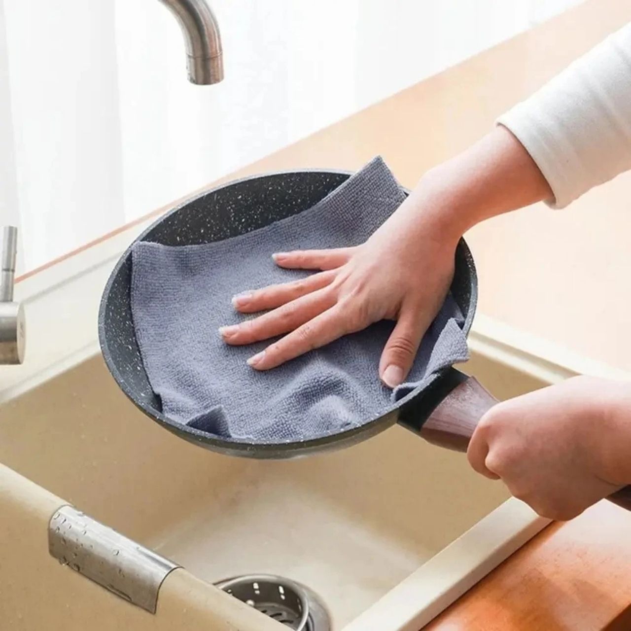 Microfiber Cleaning Cloths on a Roll (30 Pieces), KitchRoll - Image 2
