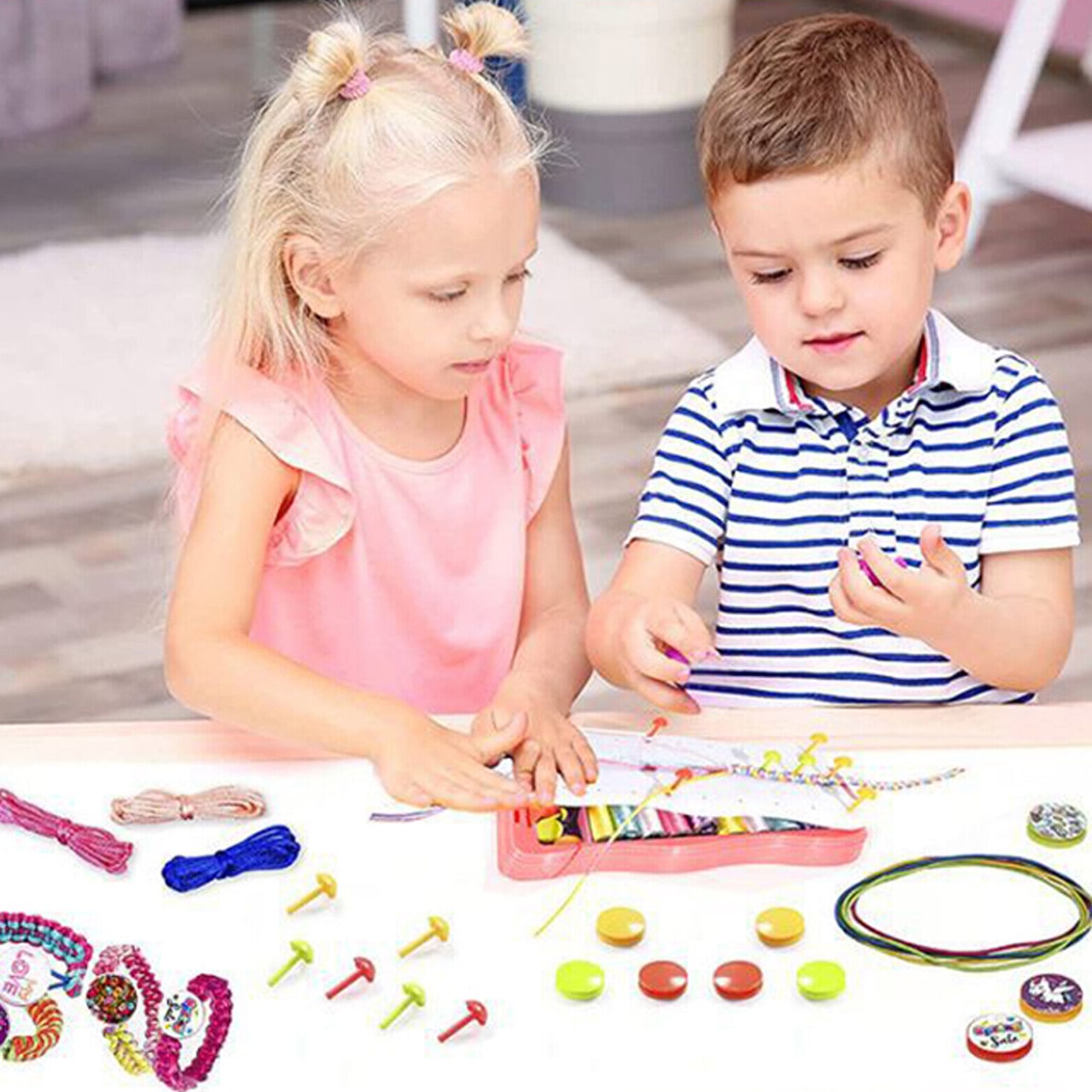 The set includes everything you need for knitting: a tool to make knitting easier, tacks, cords, buttons, etc.