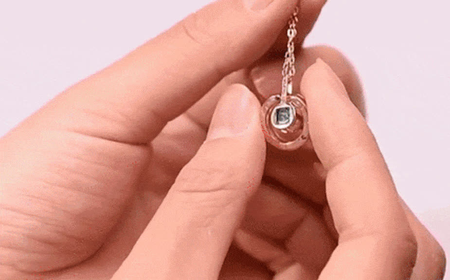 LoveStar necklace that says "I love you" in 100 languages - video