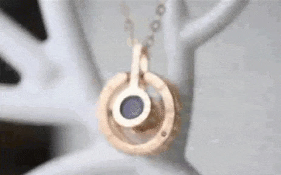 LoveStar necklace that says "I love you" in 100 languages - video