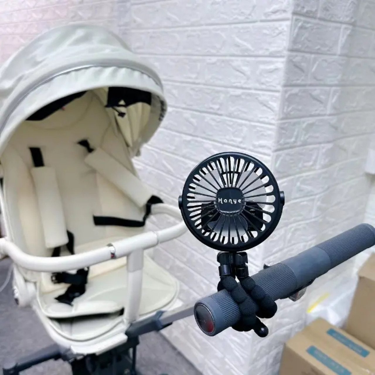 The flexible legs allow use anywhere - they can be wrapped around a pushchair, railing, backrest or stand alone on any surface.