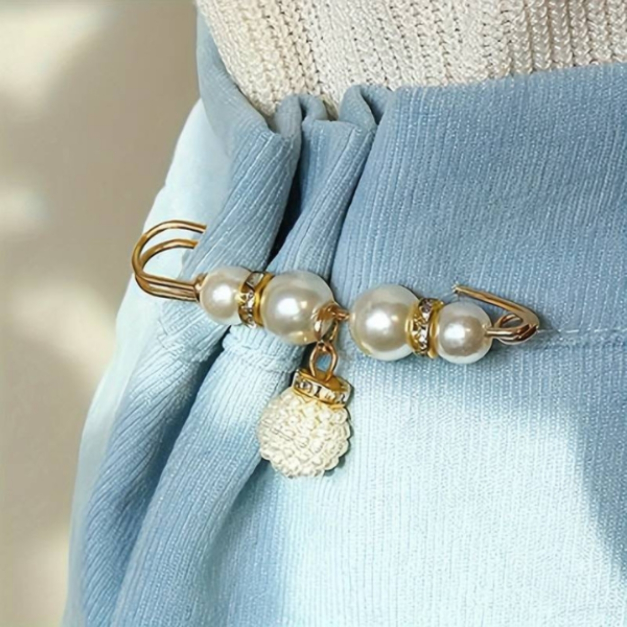 Elegant bead-shaped look.