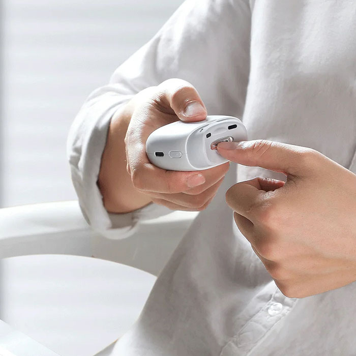 The electric clipper cuts the nail precisely, evenly and safely!