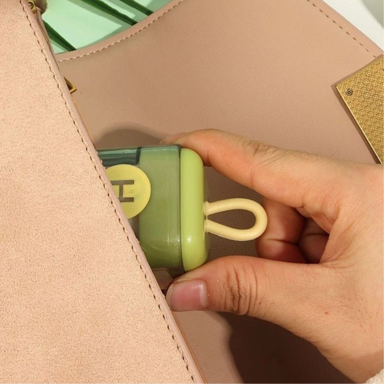 The roller quickly and effectively removes hair, dust and other particles from your clothes and textiles - without sticky strips and without waste.