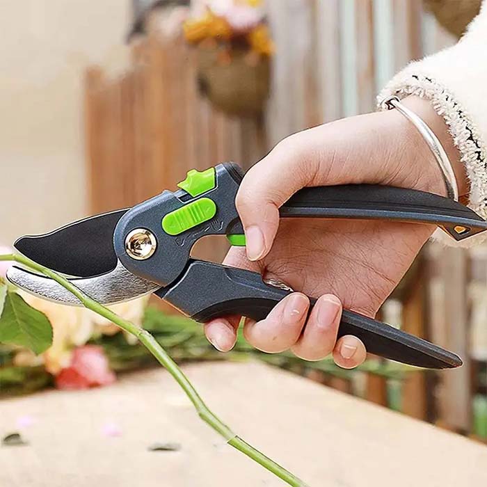 Suitable for tree pruning, flower cutting, hose cutting, gardening, etc.