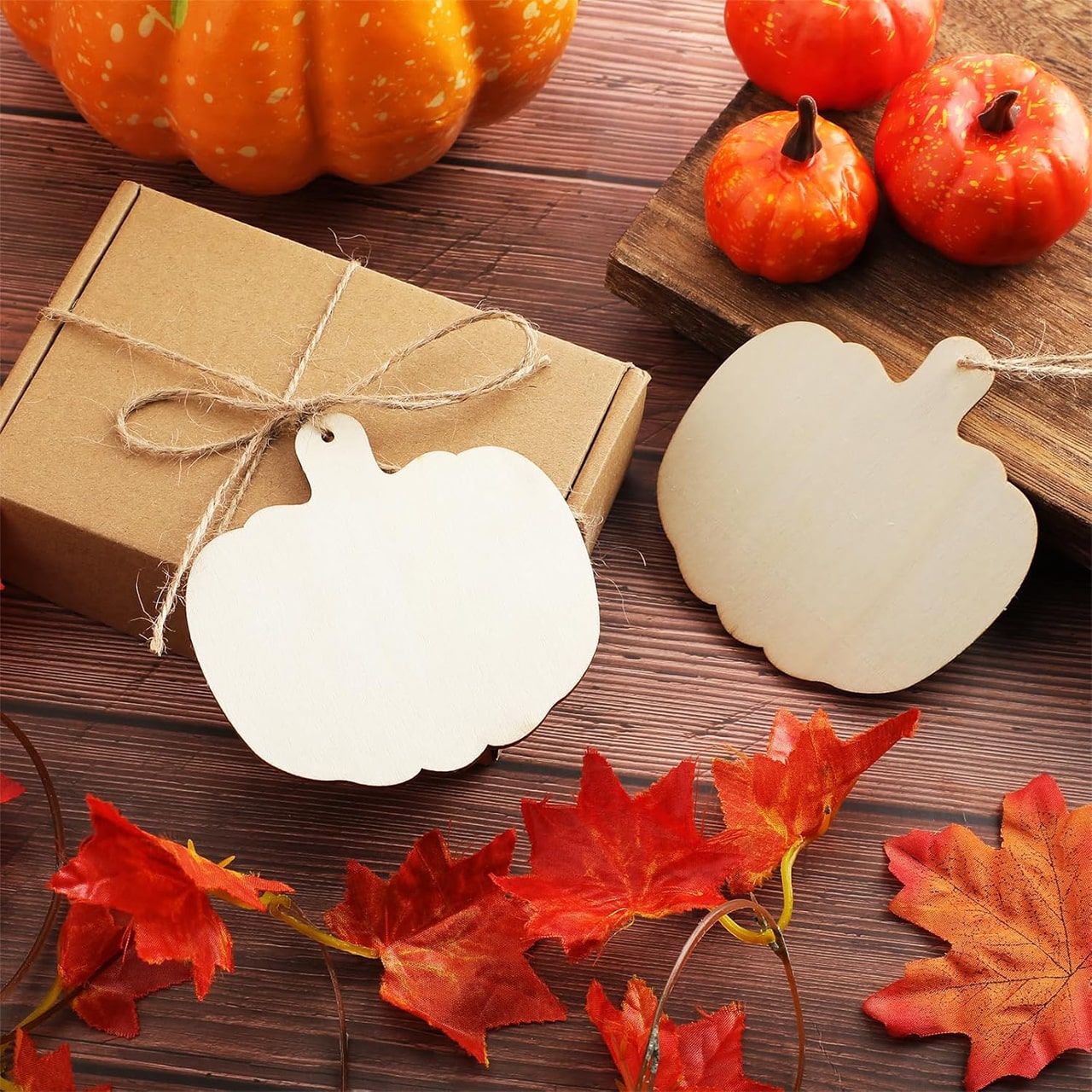 Natural wooden decorations for a cosy autumn atmosphere outside or inside.