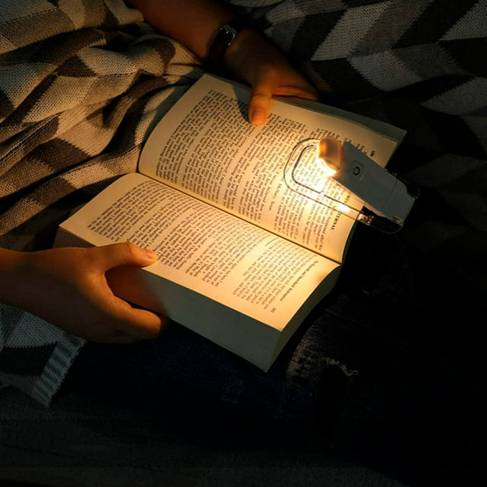 ReadLed, a mini LED lamp that can be mounted on a book - Image 3