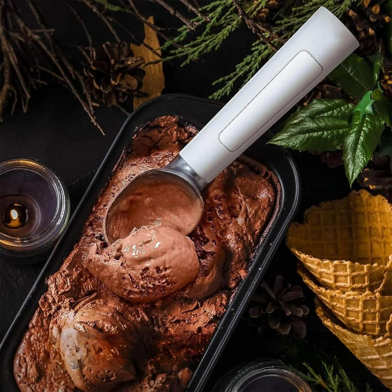 Thanks to smart heating, you'll be able to easily scoop even the hardest ice cream straight from the freezer.
