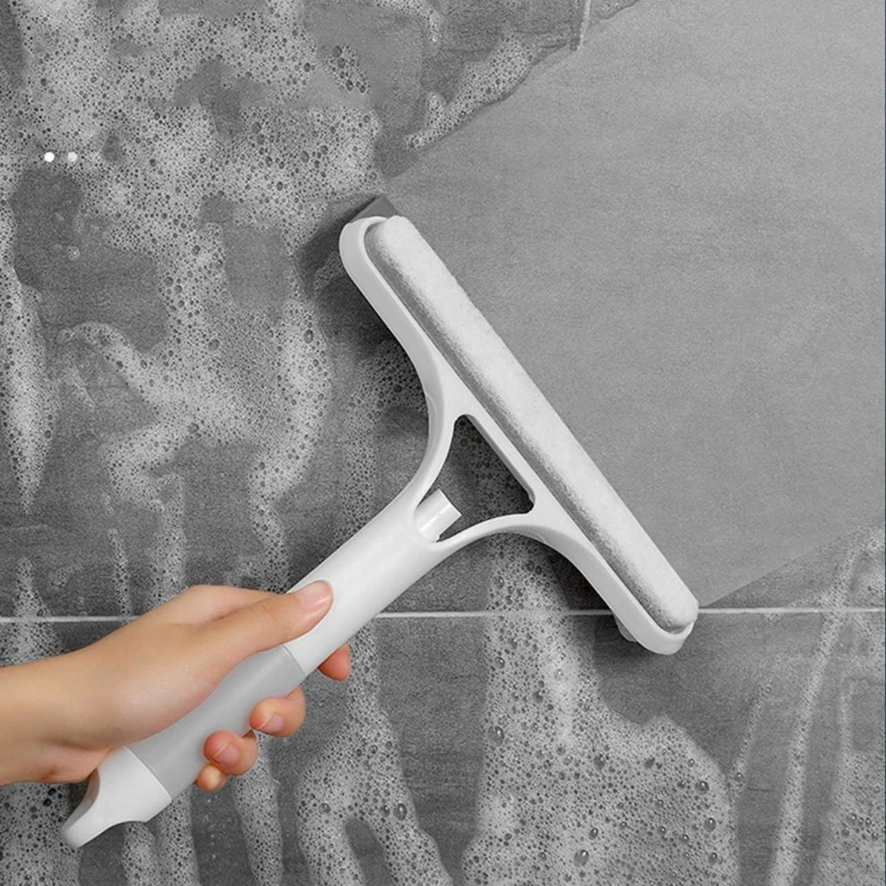 The silicone edge gently and thoroughly removes water without leaving any residue - the perfect solution for sparkling clean surfaces.