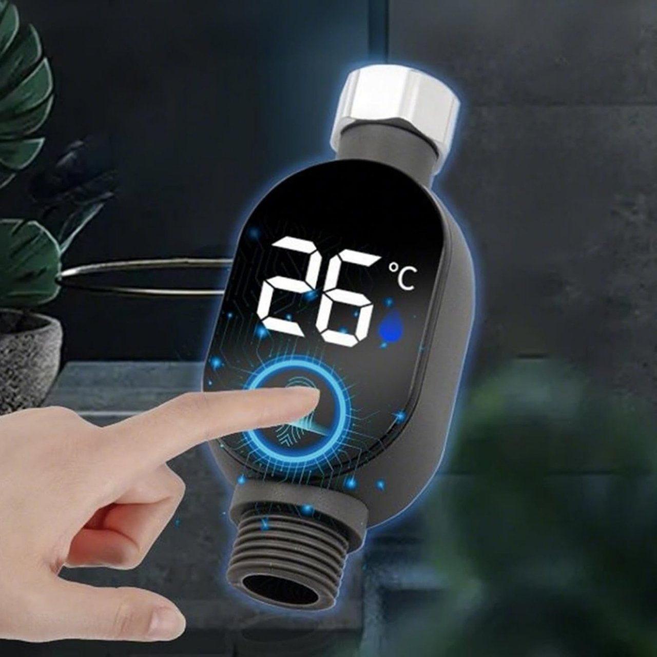 The thermometer displays the exact temperature and indicates it with 3 indicator lights: blue (0℃ - 28℃), green (29℃ - 39℃), red (39℃ - ＞99℃).