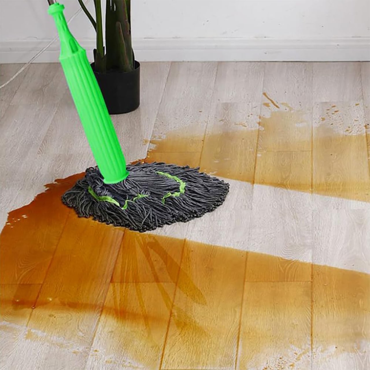The broom has a handle that makes it easy to wring out excess water!