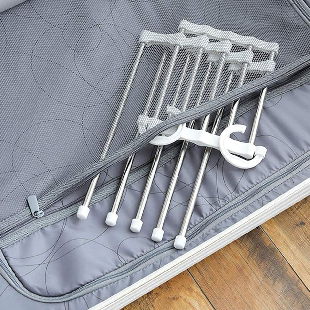 As many as 5 compartments for hanging clothes on 1 hanger.