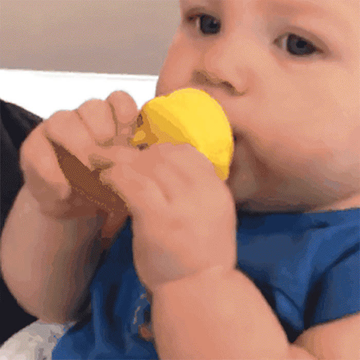 Yummi, an innovative pacifier for getting used to dense foods and learning about flavours (2 pcs.) - video
